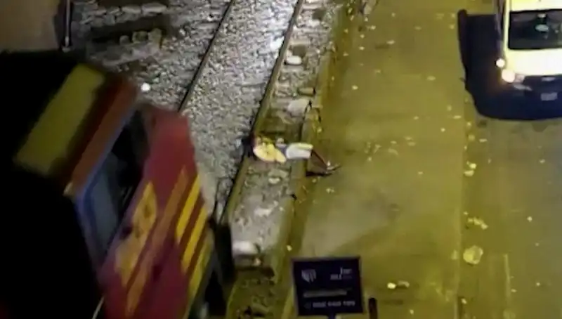 Bir Mucize: Tren Çarptı, Saniyeler Sonra Yürümeye Başladı!