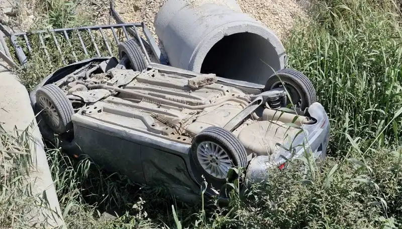 Pikapla Çarpışan Araç Su Kanalına Devrildi: Yaralılar Var mı?