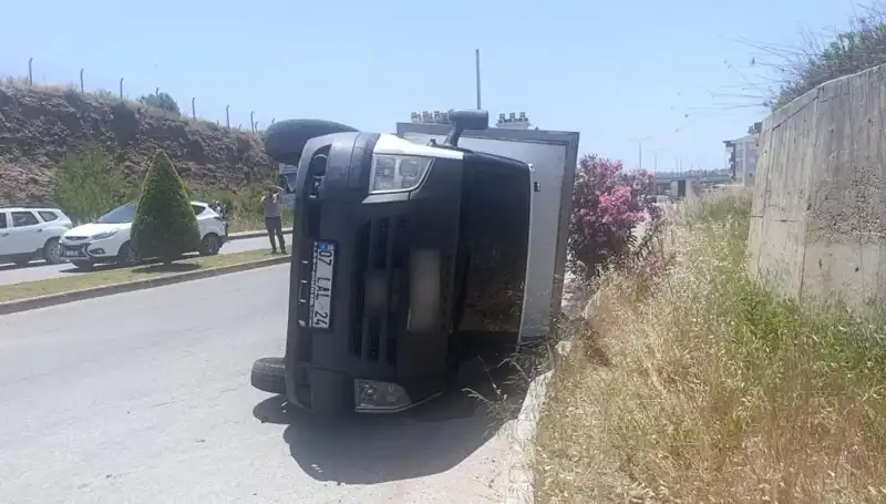 Hafif Ticari Araç Kamyoneti Devrildi: Olay Yerinden Son Gelişmeler