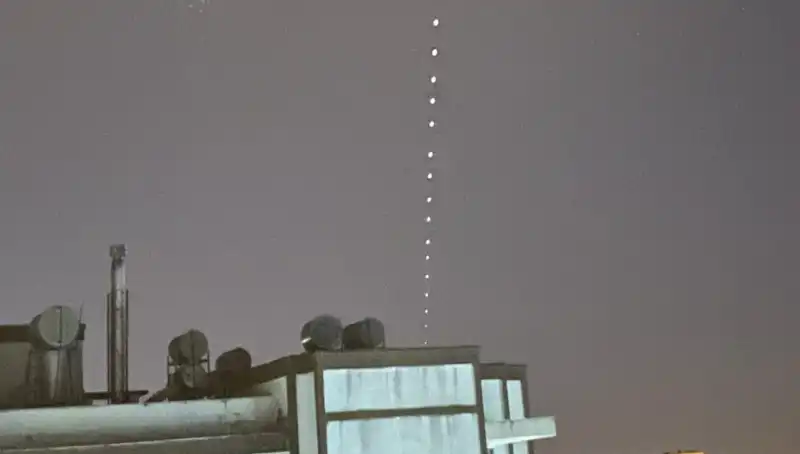 Adana'da Starlink Gösterisi: Gökyüzü ışıltılı Bir Yolculuğa Çıkıyor