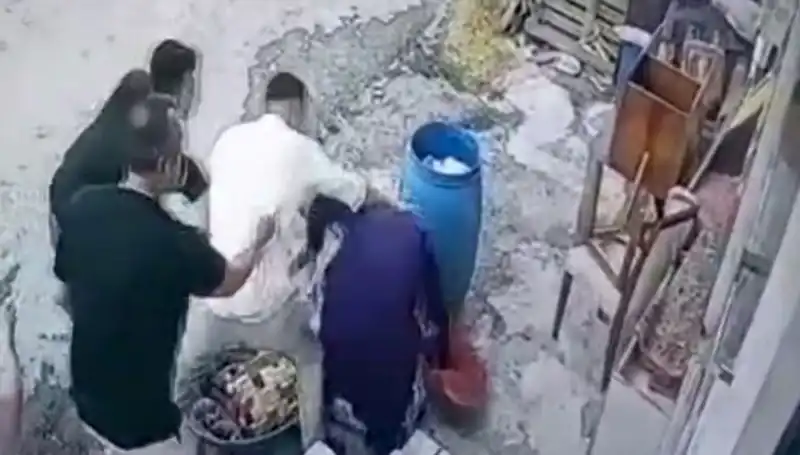 Başakşehir'de Bidon Krizi: Baba ve Oğul 58 Yaşındaki Kadını Darbetti