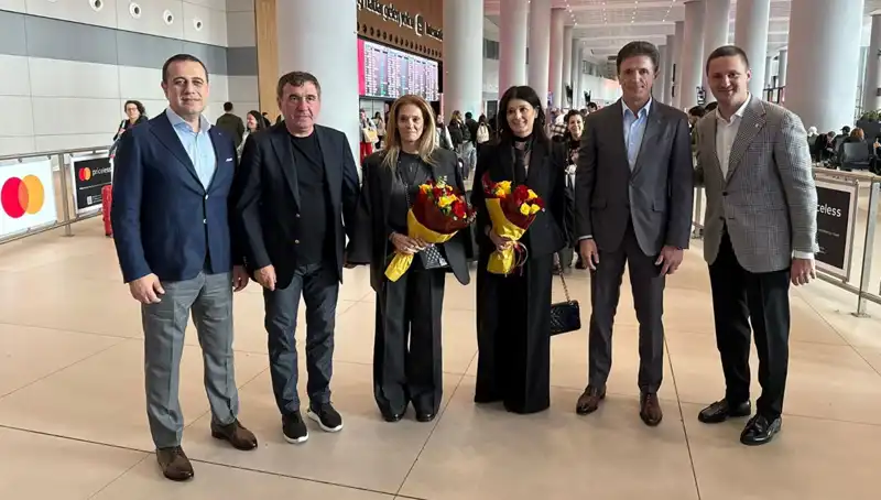 Hagi ve Popescu İstanbul'da, Futbolseverleri Büyüleyecek Bir Etkinlikte Buluşuyor