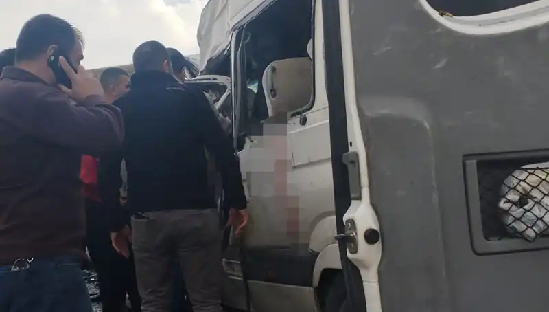 Van’da Minibüs ve Kamyonet Çarpıştı: Korkunç Kaza 6 Can Aldı