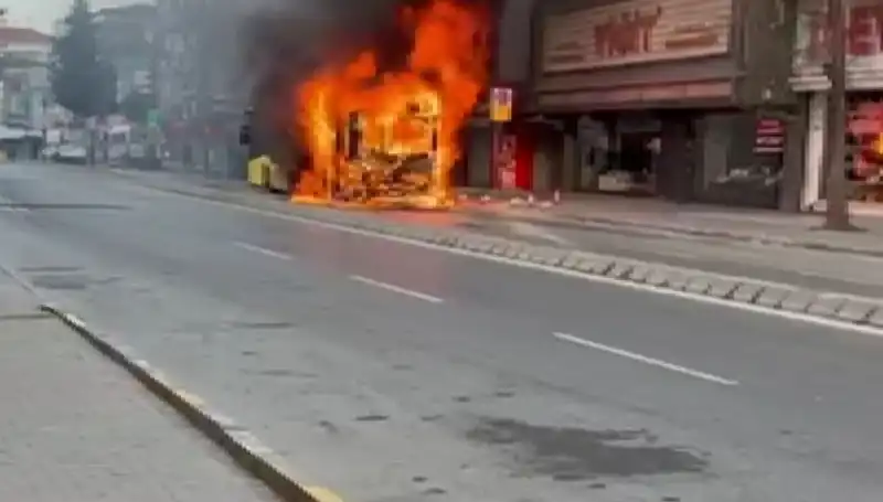 Ümraniye’de Korkutan Yangın: Aniden Alev Alev Yandı