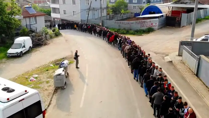 Bursa'da Mahalle Bayramlaşmasında 1 Kilometrelik Kuyruk Sırasıyla Gelenek Devam Ediyor