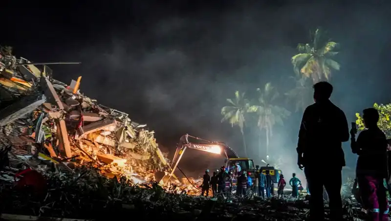 Myanmar'da Dört Gün Sonunda Enkaz Altından Kurtarılan Leyla'nın Zorlu Mücadelesi