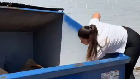 Alışverişi Bıraktı, Çöpleri Karıştırarak Milyonlar Kazandı!