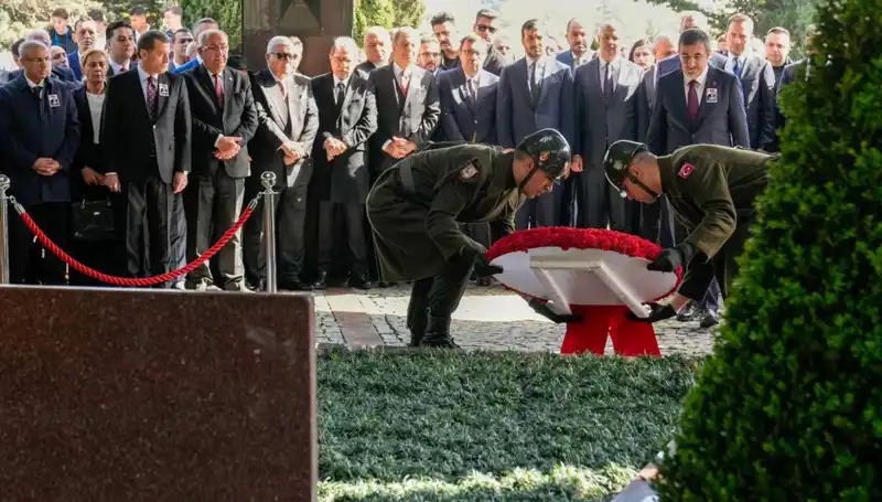 Turgut Özal'ın Anısına Duygusal Tören: 8. Cumhurbaşkanı Mezarı Başında Anıldı