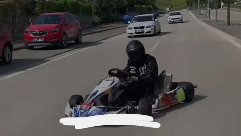 Tehlikeli Drift: Go-Kart Sürücüsünün Yolu Eğlenceden Çıkınca!