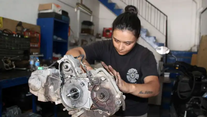Eşi Çırak Bulamıyordu, Hayriye Motor Ustası Olup Fırsatları Değerlendirdi