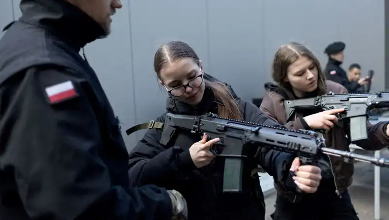 Polonya’da Savaş Hazırlığı: Siviller Askeri Eğitimle Donatılıyor