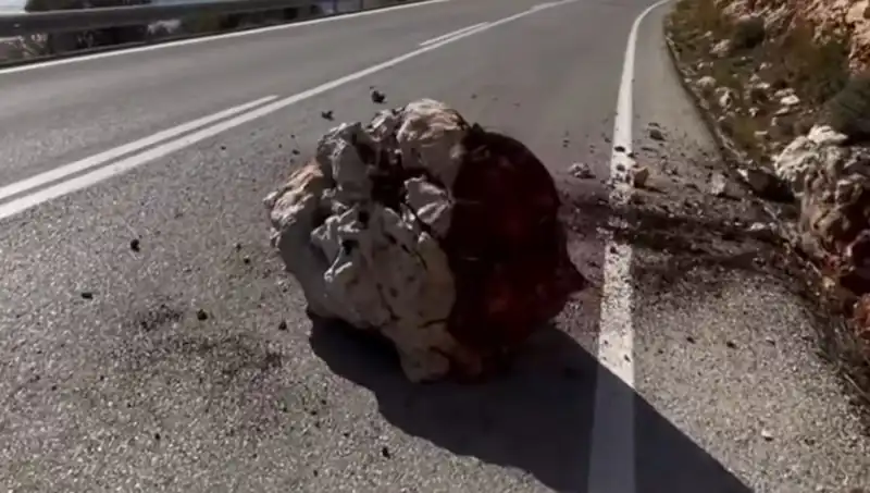 Kaş’ta Yağış Sonrası Yamaç Kayaların Düşmesi Kurtarma Ekibini Harekete Geçirdi!