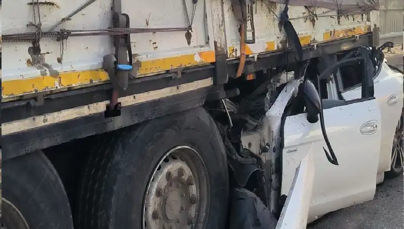 TIR’a Arkadan Saplanan Motosikletli Kaza, Şans Eseri Can Aldı