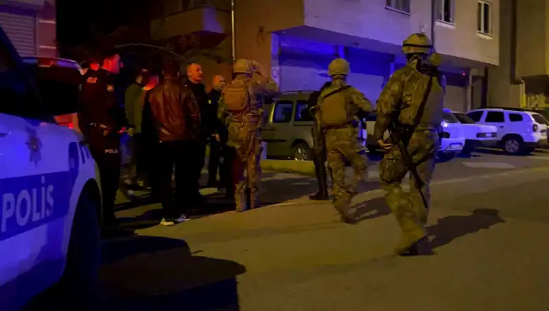 Balkondan Tüfekle Ateş Açan Adam, Polisin Gelmesini Beklerken Kendini Kapana Kısılttı