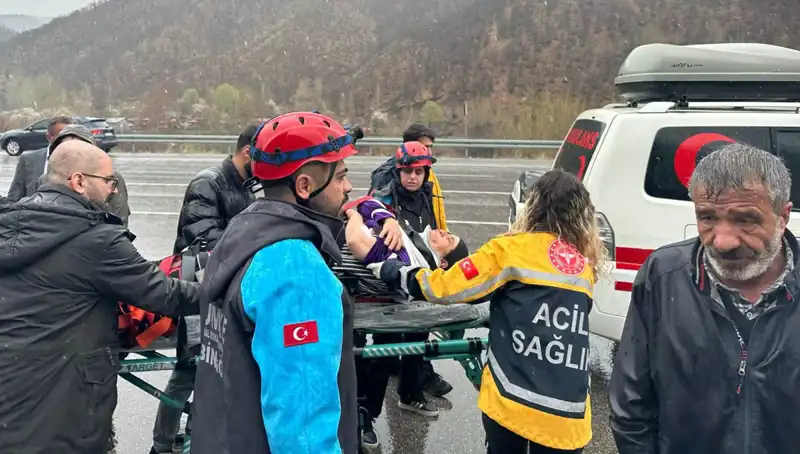 Otomobil İstinad Duvarına Çarptı: Dikkat Çeken Kaza ve 5 Yaralı