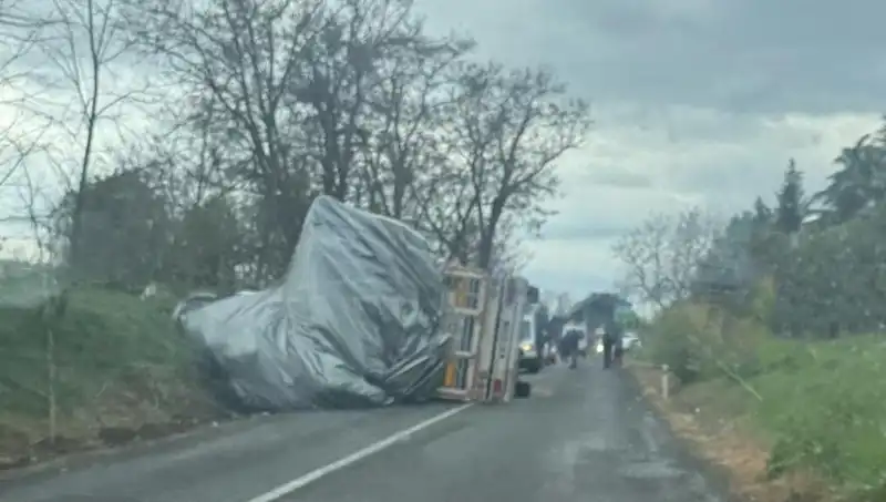 Tekirdağ'da Saman Yüklü TIR Devrildi! Bir Yaralı