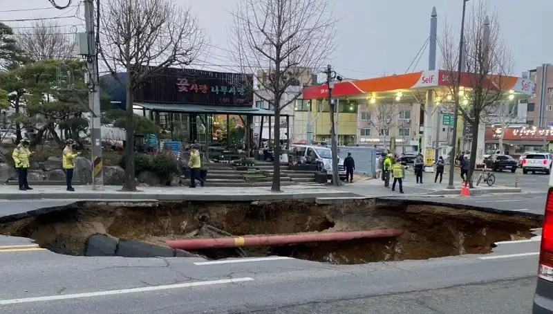 Güney Kore’de Motosiklet Kazası: Dev Çukur 1 Kişiyi Yuttu, 1 Kişi Yaralı