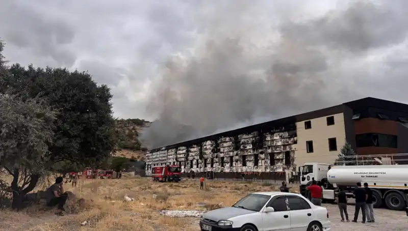 Kayseri'deki Mobilya Fabrikasında Korkutan Yangın: İşçiler Kurtarıldı