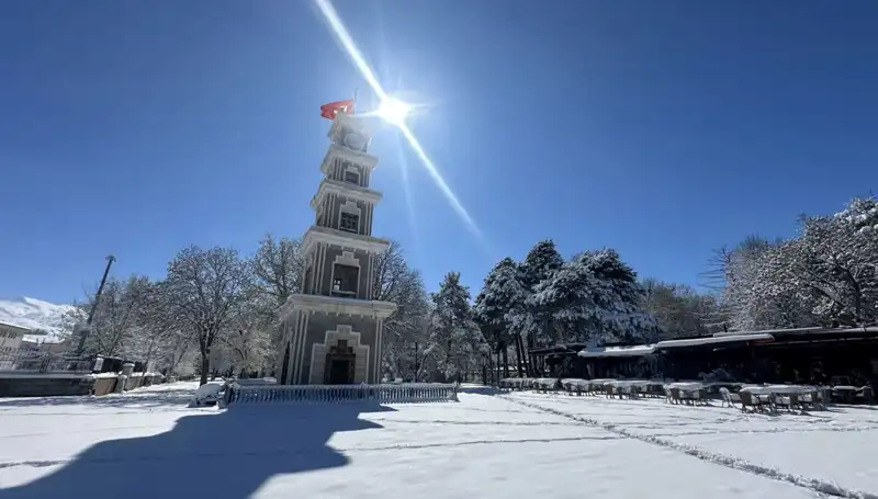 Erzincan'da Nisan Ayında Görülen Beklenmedik Kar Yağışı