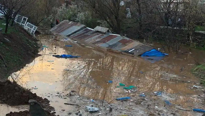 Bingöl’de Gelen Sağanak Yağış Ahırları Sular Altında Bıraktı