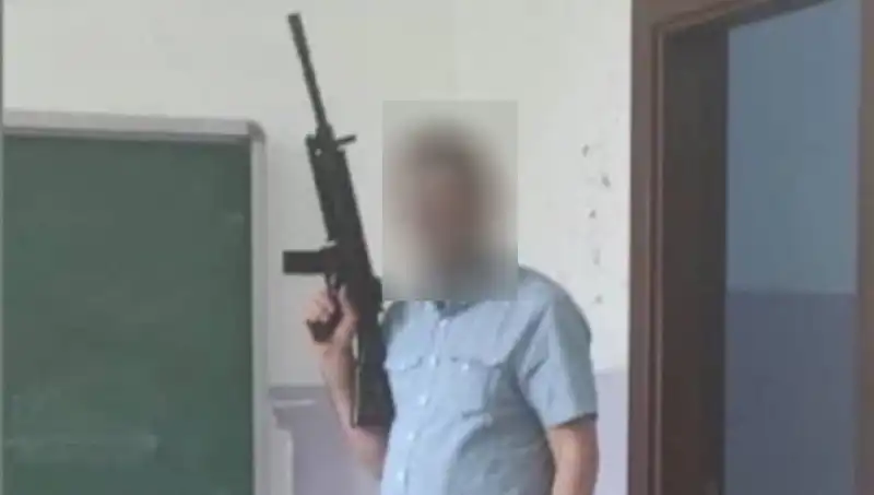 Okul Müdür Yardımcısı Tüfekle Poz Verdi: Soruşturma Başlatıldı
