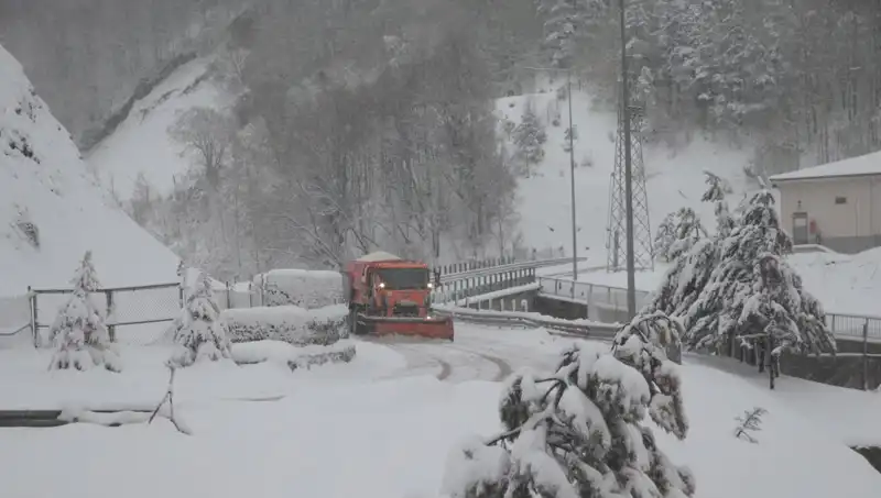 Bolu Dağı'nda Yağmur Yerini Kar Yağışına Bıraktı: Kış Manzaraları Başlıyor