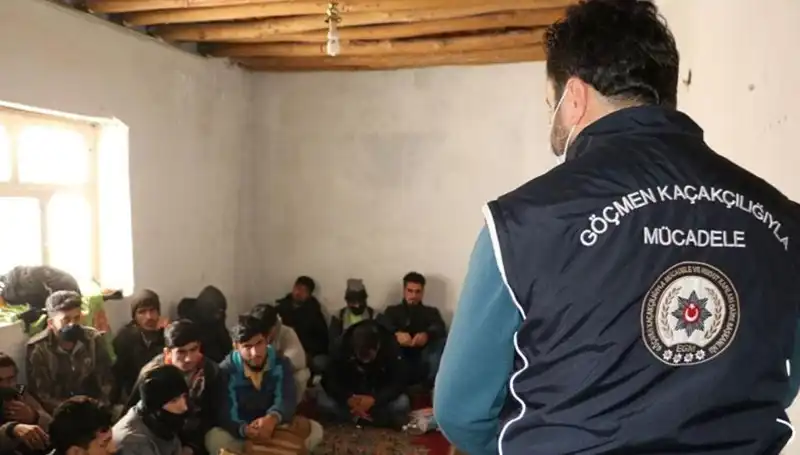 Edirne ve Kırklareli'nde 17 Düzensiz Göçmen Yakalandı: Göçmenlik Sorununa Dikkat Çekiliyor