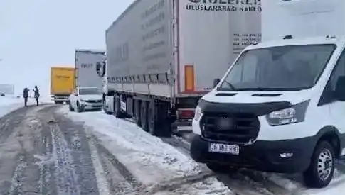 Kars-Ardahan Karayolu’nda Kar Yağışı: TIR'lar Kara Saplandı