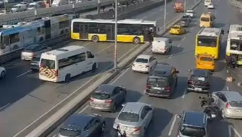 İstanbul'da Trafiği Kilitleyen Kazada İETT Otobüsü İki Araca Çarptı