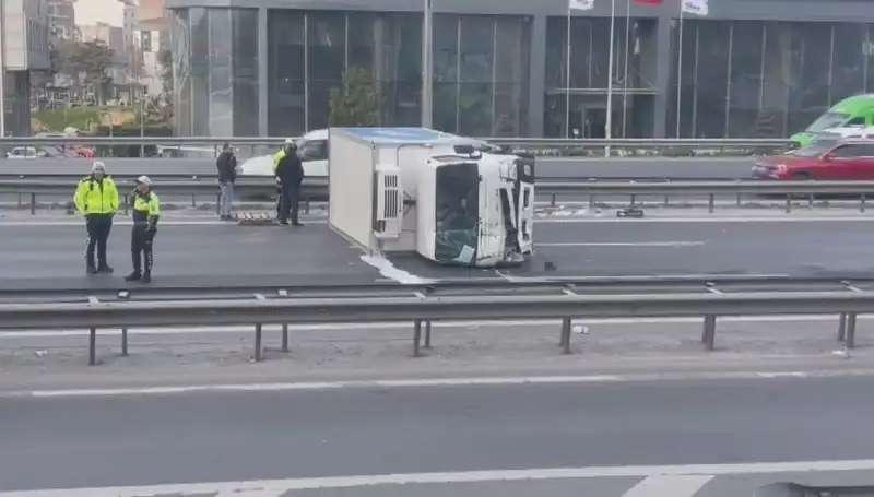 Basın Ekspress'te Kamyonet Devrildi: Trafik Durumu Felç Oldu