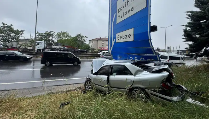 Trafik Levhasına Çarpan Aracın Yolculuğu: Bir Yaralı Daha!