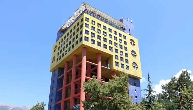 Dünyanın En Saçma Binası Yıkıldı, Yerine Yeni Proje Başladı!