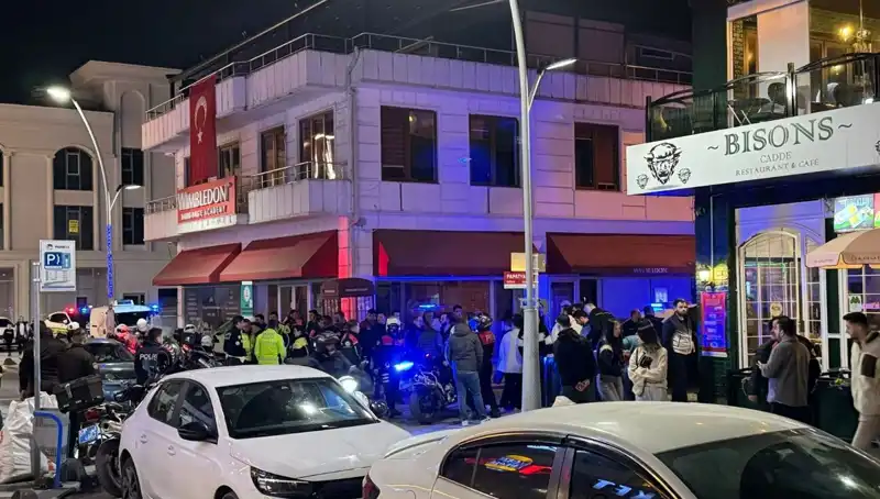 Kafe Sahibi Engellemeye Çalışırken Bıçaklı Saldırıya Uğradı!