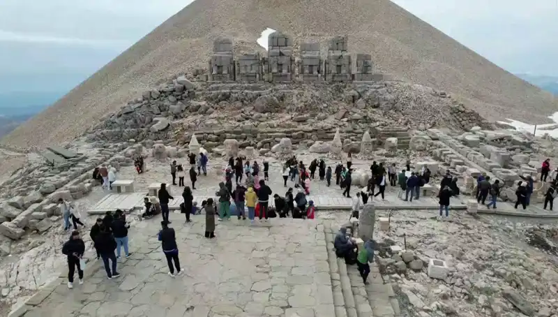 Bayram Tatilinde Nemrut Dağı’nda Yoğun Ziyaretçi Akını