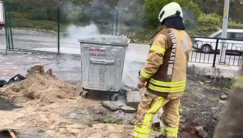 Başakşehir'de Çöp Konteynerinden Yükselen Duman Panik Yarattı!